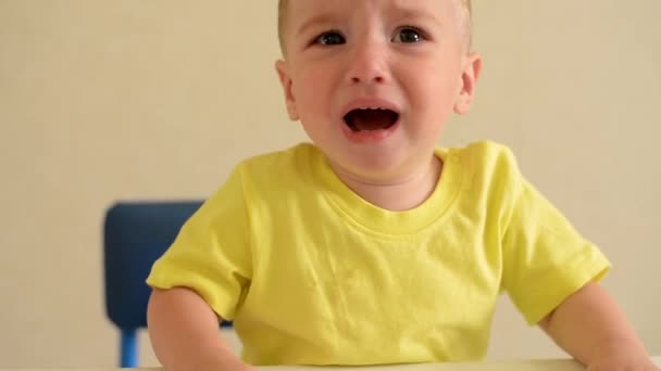 穿着黄色衬衫的男婴哭了 这孩子真淘气 — 图库视频影像