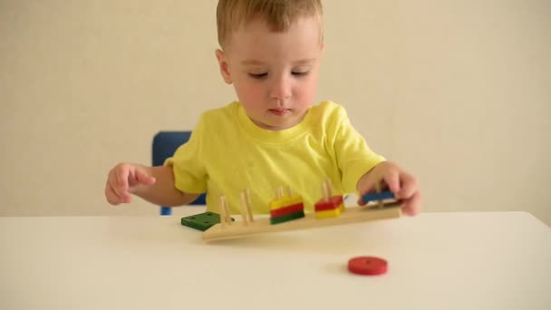 Tout Petit Garçon Joue Constructeur Tout Étant Assis Une Table — Video