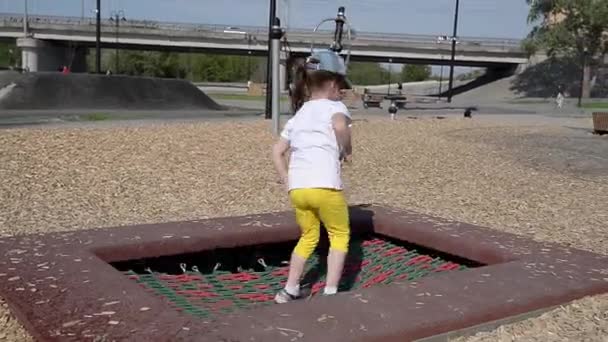 Una Ragazza Lana Gialla Una Maglietta Bianca Sta Saltando Trampolino — Video Stock