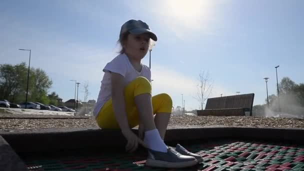 Fată Haine Lână Galbenă Tricou Alb Își Pune Pantofii După — Videoclip de stoc