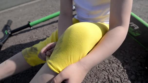 Child Yellow Shorts Shows Small Abrasion Riding Park Playground Wheeled — Stock Video