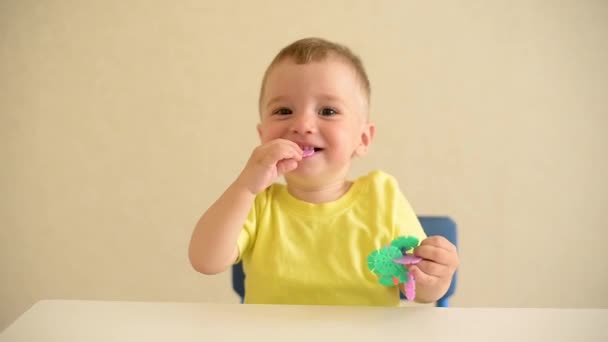 Menino Criança Joga Construtor Enquanto Sentado Uma Mesa Branca Jogo — Vídeo de Stock