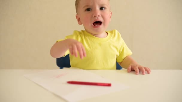 Peuter Jongen Speelt Tekent Een Stuk Papier Met Een Rode — Stockvideo