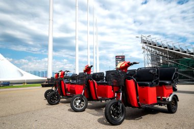 Parkta yürüyüş için elektrikli taşıma aracı kiraladık. Elektrikli scooterlar için park yeri. İnsanlar için ekolojik ulaşım kavramı.