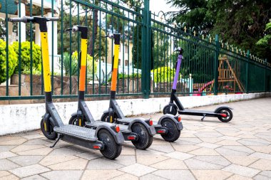 Parkta yürüyüş için scooter kiraladım. Elektrikli scooter için park yeri. İnsanlar için ekolojik ulaşım kavramı