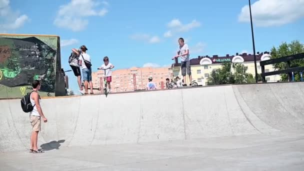 Baba Kızına Yaz Sabahının Erken Saatlerinde Parktaki Spor Slaytlarında Iki — Stok video