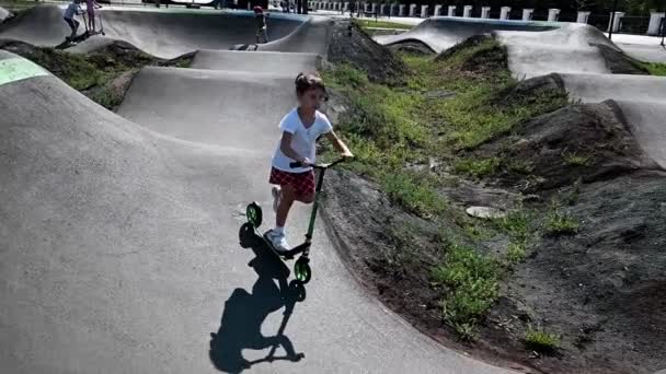Дівчина Їде Колісному Скутері Спортивних Гірках Парку Початку Літнього Ранку — стокове відео