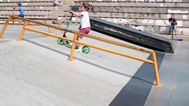 Fată Merge Scuter Două Roți Diapozitivele Sportive Din Parc Dimineața — Videoclip de stoc