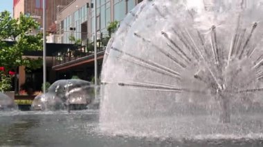Şehir merkezindeki çeşmede su, romantik bir yürüyüş için en uygun yer yaz sabahı.