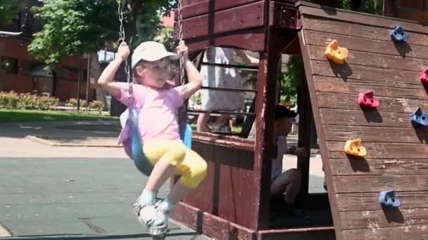 Gadis Prasekolah Naik Pada Rantai Ayunan Taman Bermain Konsep Anak — Stok Video
