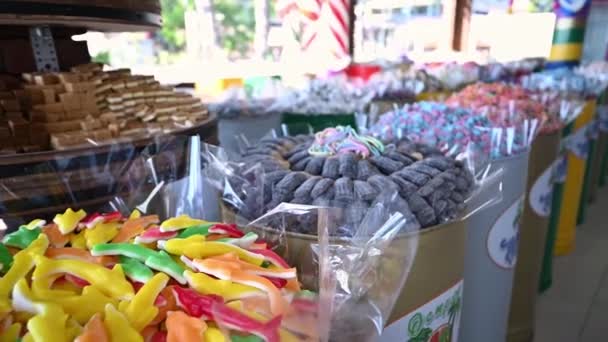 Janela Loja Com Doces Coloridos Gomas Marmelada — Vídeo de Stock