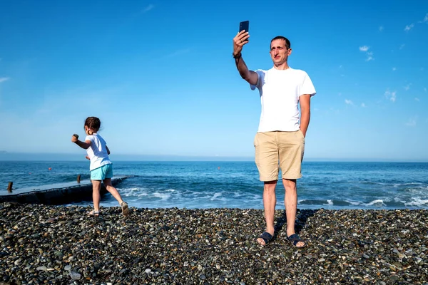 Papà Comunica Attraverso Comunicazione Video Online Con Famiglia Concetto Blogger Fotografia Stock