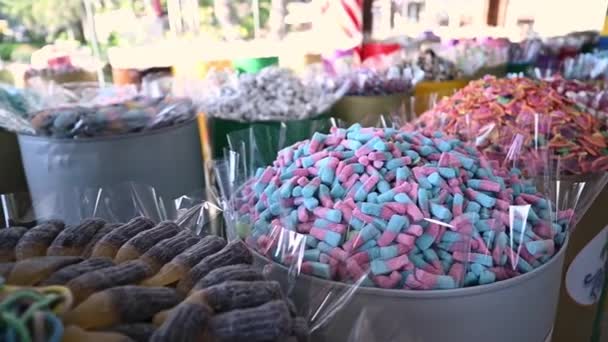 Renkli Şekerleri Sakızları Marmelatları Olan Bir Vitrin — Stok video
