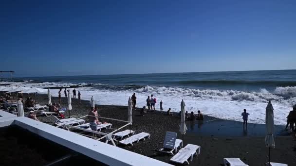 海岸の嵐だ 水泳は禁止です 海水浴場は水泳の危険がある 巨大な青い波と暖かい午後の間に日当たりの良いビーチ ライフガード — ストック動画