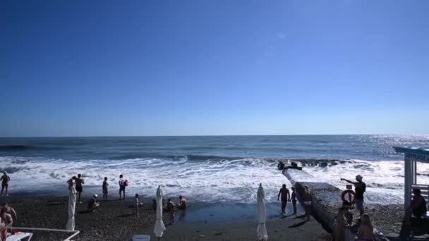 海滩上的风暴禁止游泳 海滩对游泳是危险的 温暖的下午 阳光明媚的海滩上有巨大的蓝色波浪 救生员 — 图库视频影像