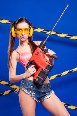 Elinde elektrikli bir araç ile mavi bir arka plan üzerinde seksi esmer Oluşturucu