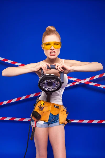 保護用のヘルメットの専門構築ツールで青い背景にビルダー女の子 — ストック写真