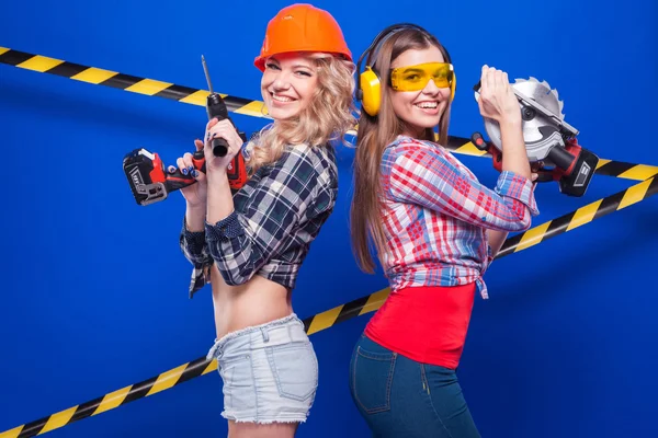 ヘルメットと青色の背景に作図ツールとゴーグルの女の子ビルダー — ストック写真