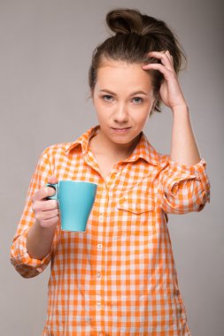 bir bardak portakal bir gömlekle uykulu bir kadın portresi stüdyo 