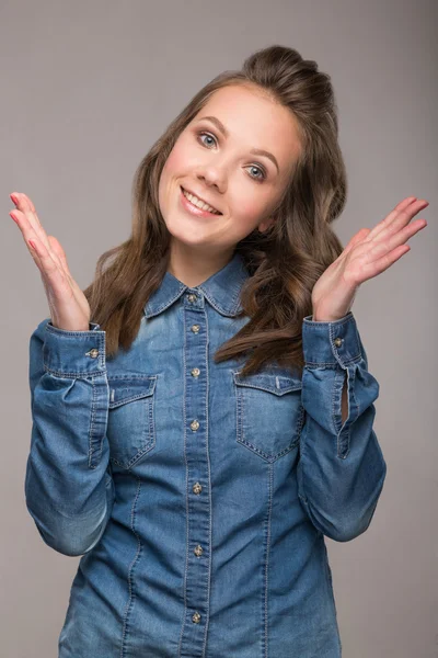 Portret van energetische leuk meisje student op een grijze achtergrond in een — Stockfoto