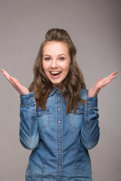 Porträt einer energiegeladenen Studentin auf grauem Hintergrund in einem — Stockfoto