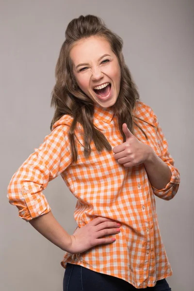 Portret van energetische leuk meisje student op een grijze achtergrond in een — Stockfoto