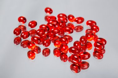 Tablet kırmızı kapsül alan resim derinliği olan toplu olarak