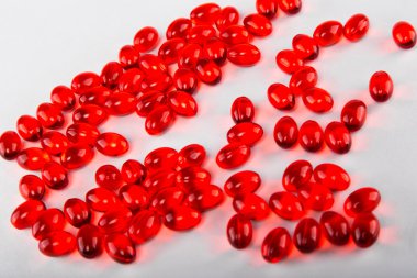 Tablet kırmızı kapsül alan resim derinliği olan toplu olarak