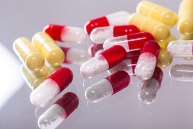 tabletler ve kapsüller saçılma