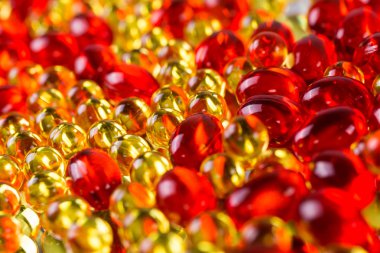 Sarı ve kırmızı tıbbi kapsül bir yansıtma yüzeyi