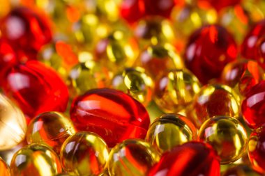 Sarı ve kırmızı tıbbi kapsül bir yansıtma yüzeyi