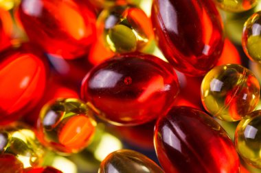 Sarı ve kırmızı tıbbi kapsül bir yansıtma yüzeyi