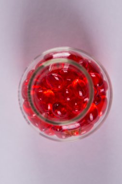 Kırmızı kapsül tıbbi vitro