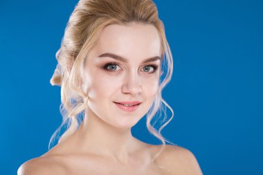 mavi bir arka plan üzerinde bir genç kızın yakın çekim portre