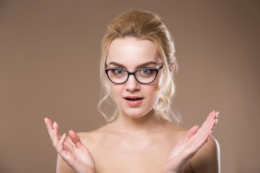 Bardaklarda sürpriz genç bayan