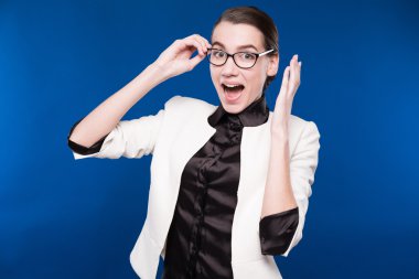 Gözlüklü genç bir esmer portresi