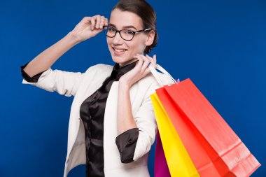 paketleri ile gözlüklü esmer portresi