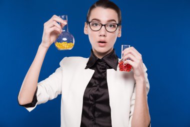 test tüpleri ile kız