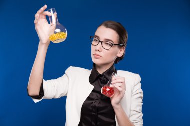 test tüpleri ile kız