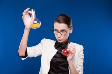 test tüpleri ile kız