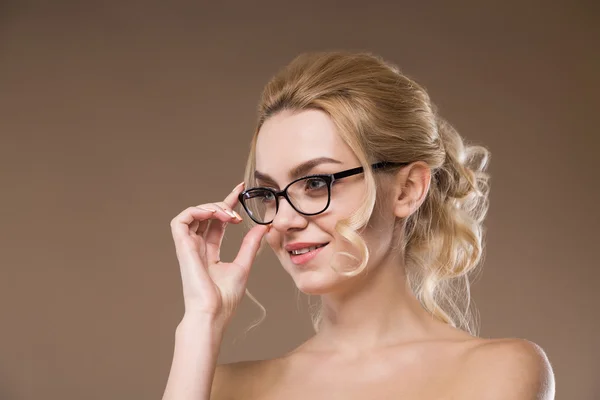 Ragazza con gli occhiali con mano vicino al viso — Foto Stock