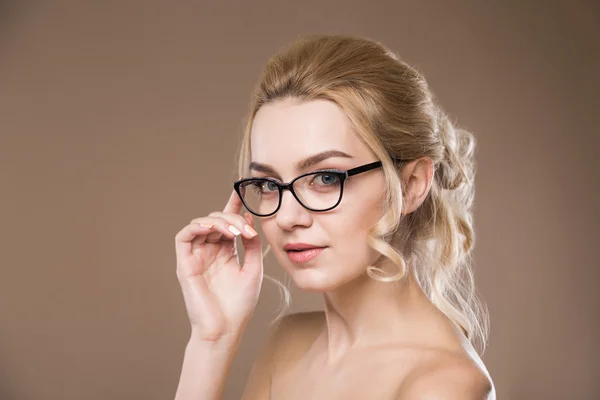 Biondo con mano vicino occhiali — Foto Stock