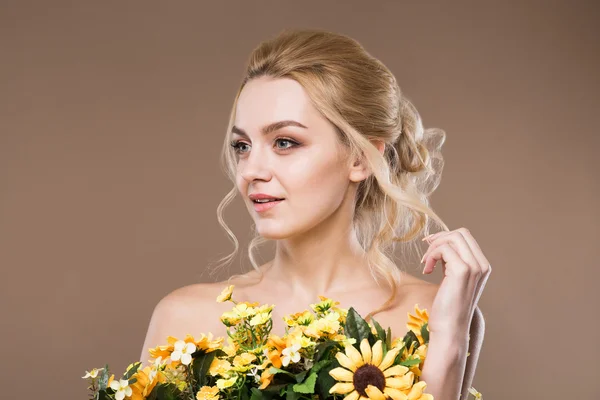 Portrait of a girl with flowers in hand — Stock Photo, Image