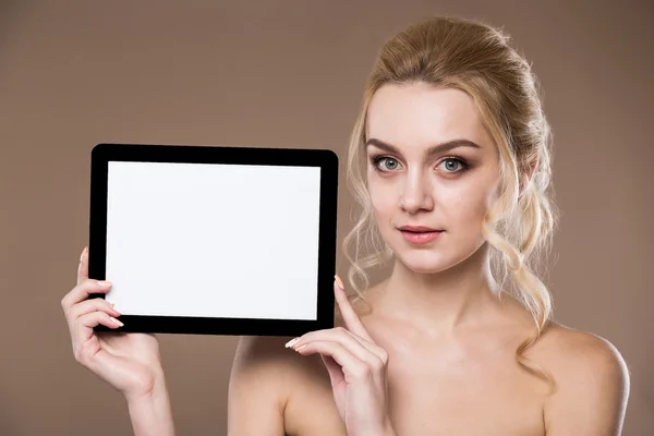 Retrato de una chica con la tableta — Foto de Stock