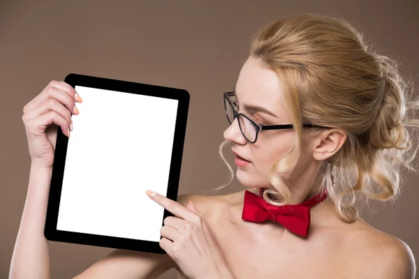 Πορτρέτο του ένα κορίτσι με ένα tablet στα χέρια — Φωτογραφία Αρχείου