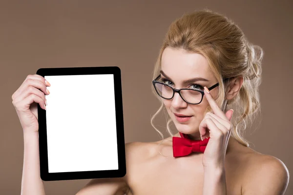 Portrait d'une fille avec une tablette dans les mains — Photo