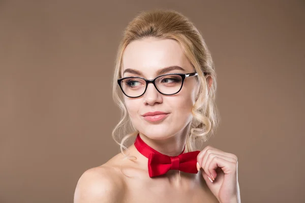 Boynunda kırmızı kelebek gözlüklü kadın — Stok fotoğraf
