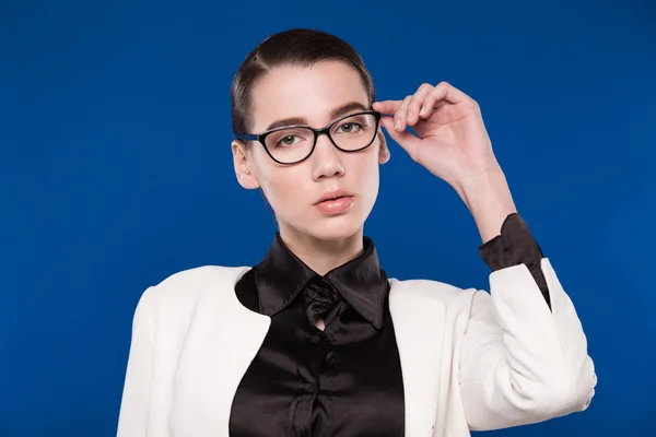 Mädchen mit Brille auf blauem Hintergrund — Stockfoto