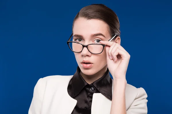 Brünette mit brille — Stockfoto