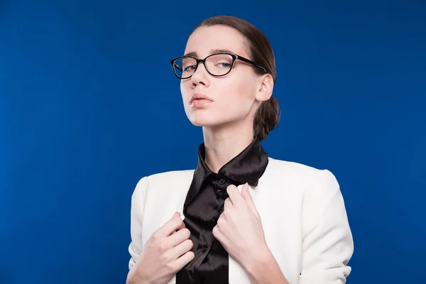 Primer plano de una chica con gafas — Foto de Stock